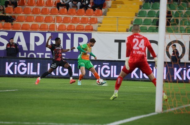 Trendyol Süper Lig: Corendon Alanyaspor: 0 – Gençlerbirliği: 0 (İlk yarı)