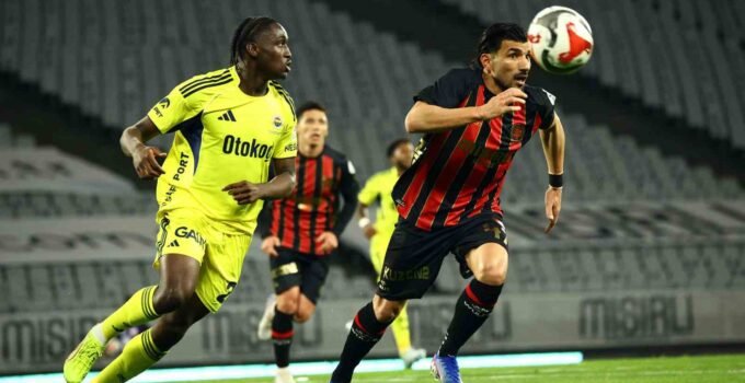 Trendyol Süper Lig: Fatih Karagümrük: 2 – Fenerbahçe: 0 (İlk yarı)