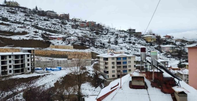 Tunceli’de mart sabahında kar sürprizi