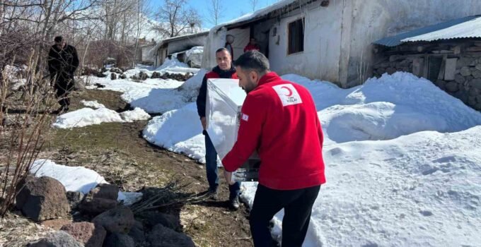 Türk Kızılayı Muradiye gönüllüleri, yalnız yaşayan yaşlı bir vatandaşa buzdolabı desteğinde bulundu