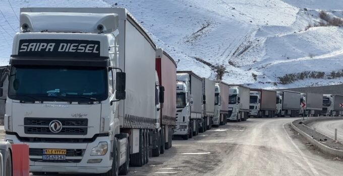 Türkiye-İran sınır kapısında 2 kilometrelik tır kuyruğu oluştu
