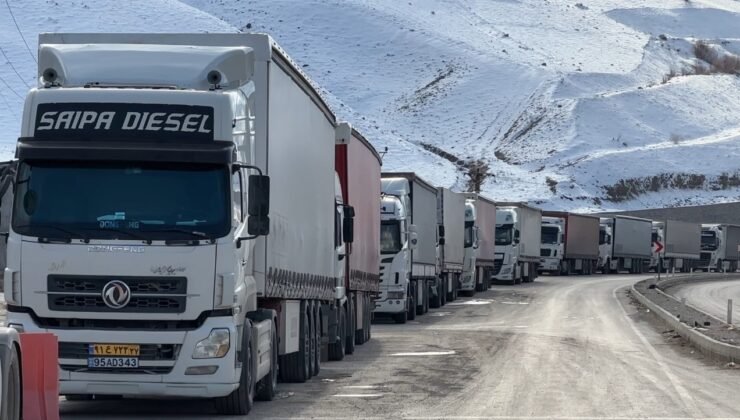 Türkiye-İran sınır kapısında 2 kilometrelik tır kuyruğu oluştu