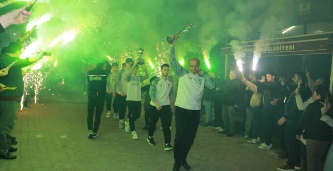 Türkiye şampiyonu olan öğrencilere coşkulu karşılama