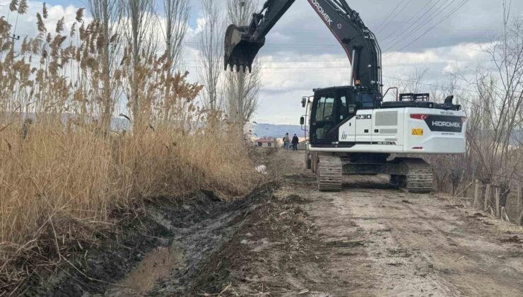 Tuzluca’da 10 kilometrelik sulama hattı temizleniyor
