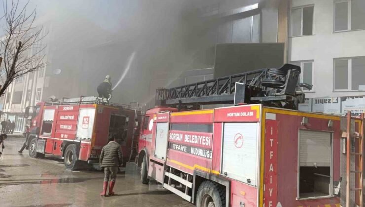 Üç katlı iş yerinde çıkan yangın paniğe neden oldu