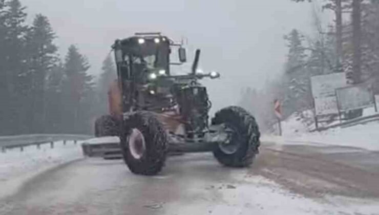 Uludağ’da bayramda kar sürprizi: Yollar beyaza büründü, ekipler seferber oldu