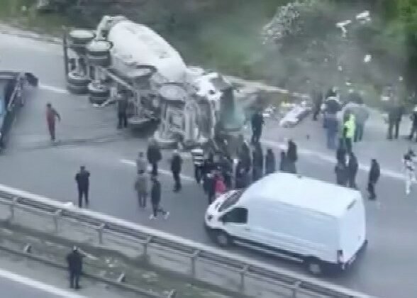 Ümraniye’de araca çarpan beton mikseri devrildi: 1 yaralı