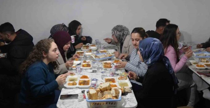 Üniversite öğrencileri oruçlarını köyde kurulan iftar sofrasında açtı
