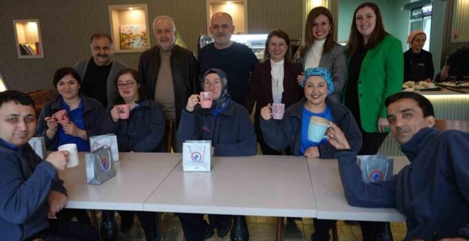 Ünlü oyuncu Çelebi down sedromlu bireylerin çalıştığı kafede