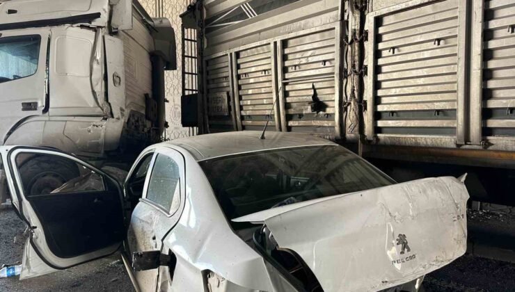 Uşak’ta otomobil ile tır çarpıştı: 1 yaralı