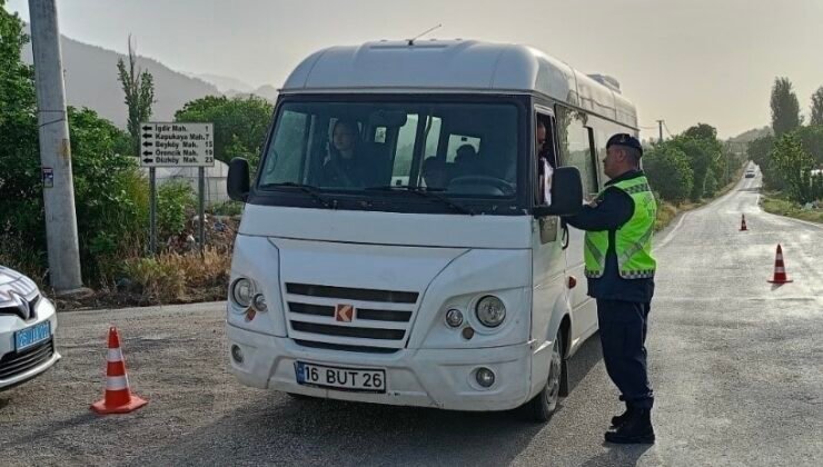 Uşak’ta polis ve jandarmadan okul çevreleri ve servislere sıkı denetim
