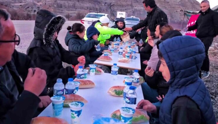 Uzundere’de “yolda iftar” geleneği: Öğrenciler ve öğretmenler yoldan geçen sürücülere iftarlık dağıttı