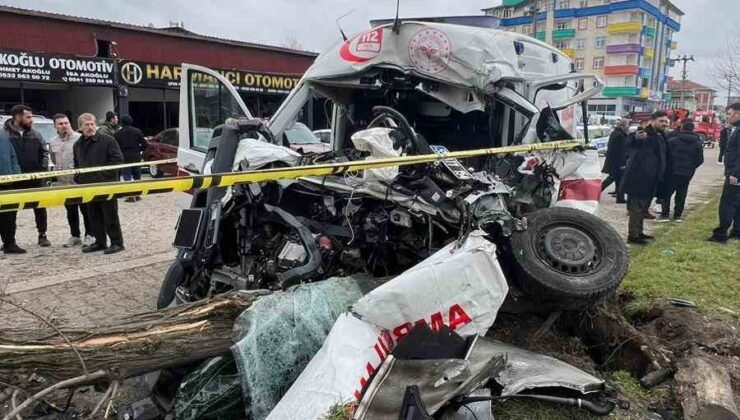 Vakaya giden ambulans kaza yaptı: 1 ölü, 3 yaralı