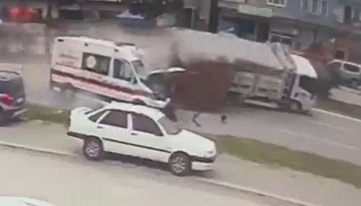 Vakaya giden ambulansın kaza anı kamerada: 1 ölü, 3 yaralı