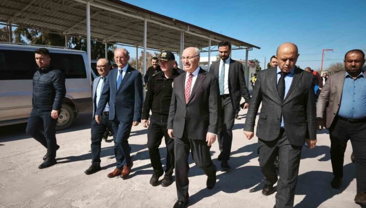 Vali Köşger açıklama yaptığı sırada artçı depreme yakalandı