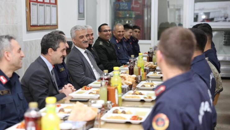 Vali Makas Mehmetçikle iftar yaptı