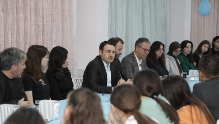 Vali Musa Işın, Necip Fazıl Kısakürek Anadolu Lisesi’nde öğrencilerle iftar yaptı