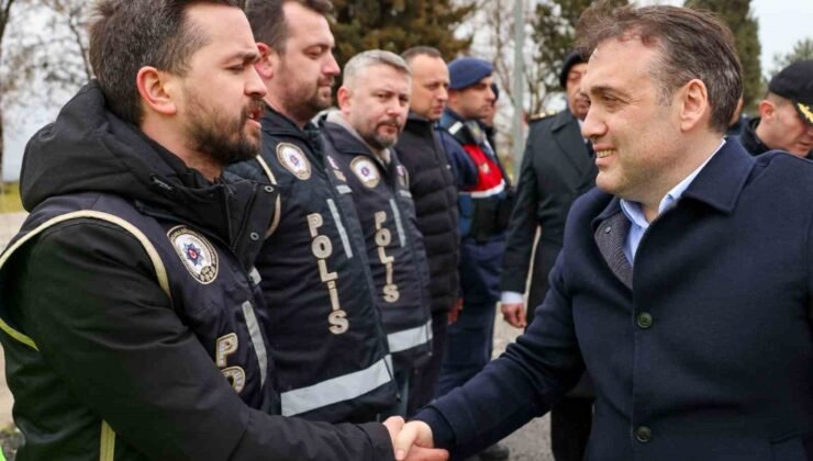 Vali Sözer denetim noktasında güvenlik güçleriyle bayramlaştı