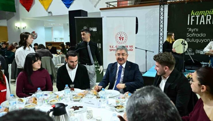 Vali Yılmaz, öğrencilerle iftar yaptı