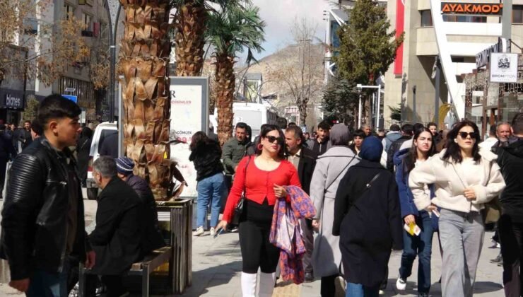 Van’da bayram telaşı: Caddeler doldu taştı