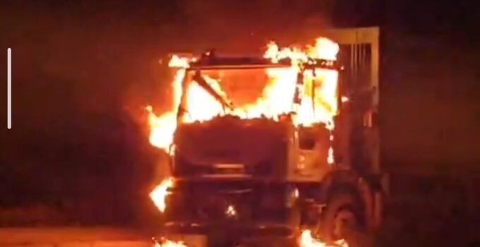 Van’da çöp kamyonu alev alev yandı