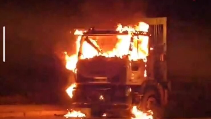 Van’da çöp kamyonu alev alev yandı