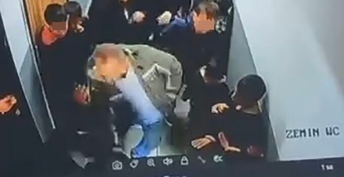 Van’da okulda dehşet: Çocuğuna kartopu atan öğrenciyi koridorda darp etti