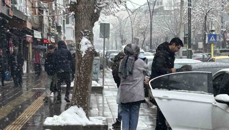 Van’da yoğun kar yağışı etkisini sürdürüyor