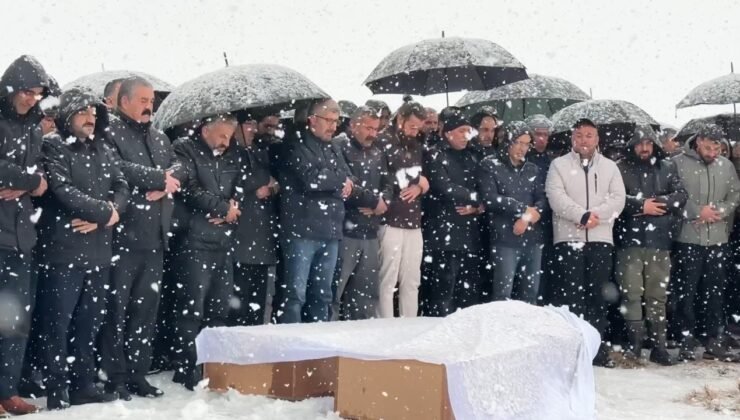 Van’daki kazada hayatını kaybeden aile yan yana defnedildi
