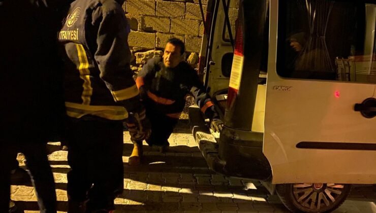 Van’ın Edremit ilçesinde park halindeki kamyonetin motoru yandı