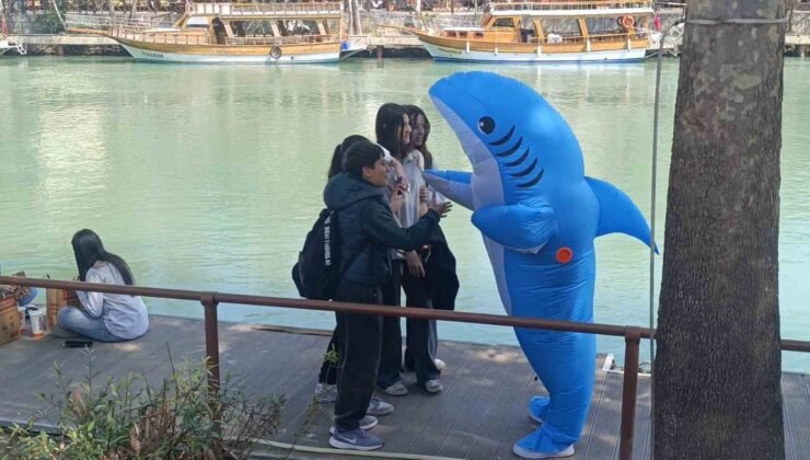 Vatandaşları eğlendirmek için köpek balığı kostümüyle Manavgat sokaklarında dolaşıyor