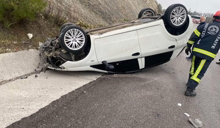 Yağış sonrası kayganlaşan yolda savrulan araç takla attı