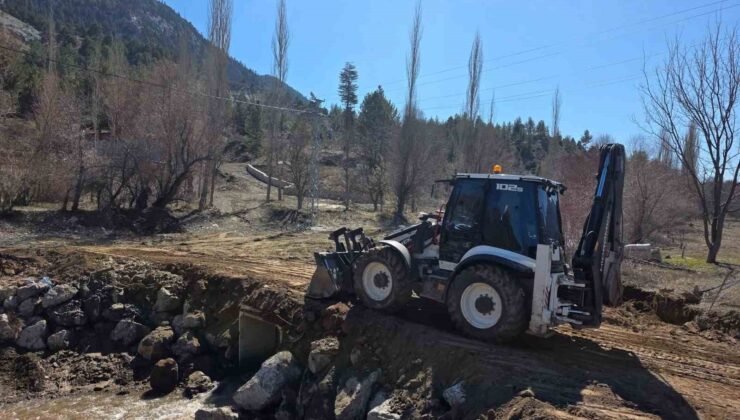 Yağışlar sonrası kapanan yol yeniden ulaşıma açıldı