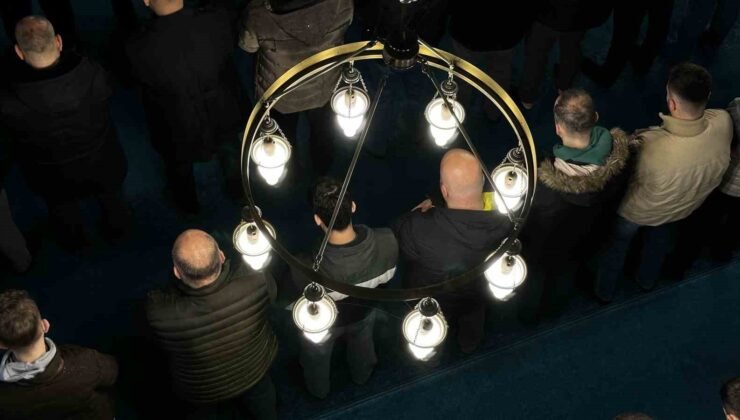 Yağmura rağmen camiler bayram namazı için dolup taştı