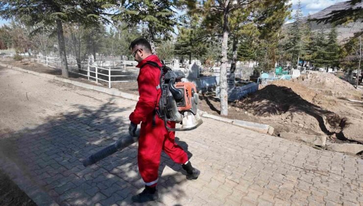 Yahyalı Belediyesi’nden bayram öncesi mezarlıklarda temizlik çalışması