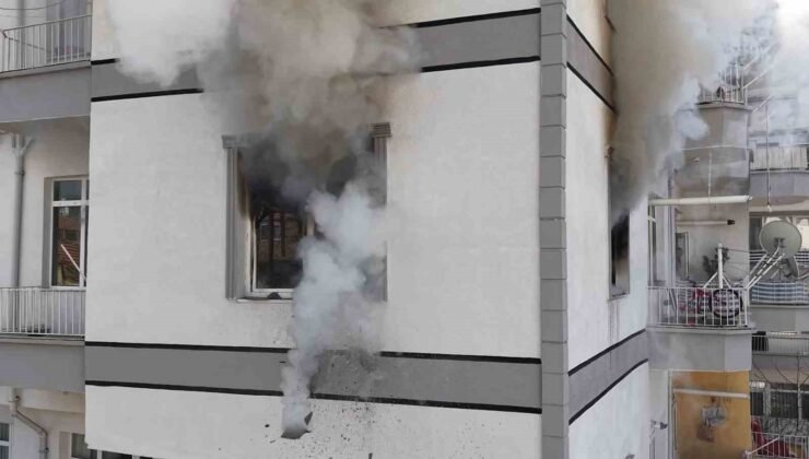 Yardım çağırmak için önce dışarı çıktı, çocuklarını kurtarmak için yanan eve yeniden girdi