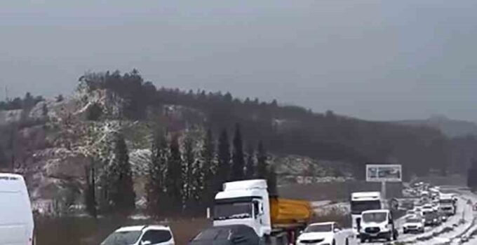 Yatağan-Milas kara yolu dolu yağışı sonrası beyaza büründü