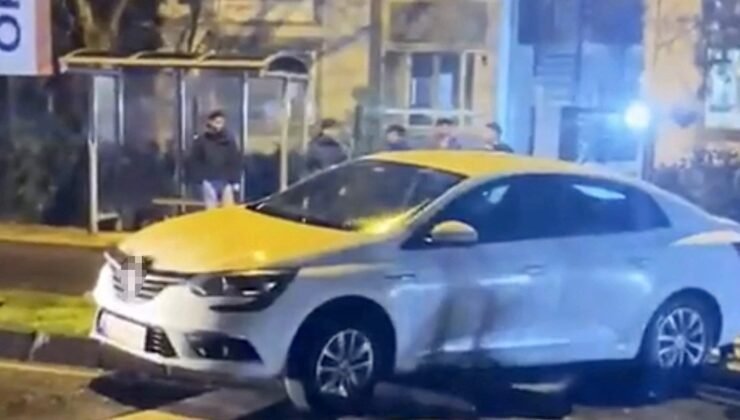 Yaya levhasına çarpan otomobil sürücüsü yaralandı