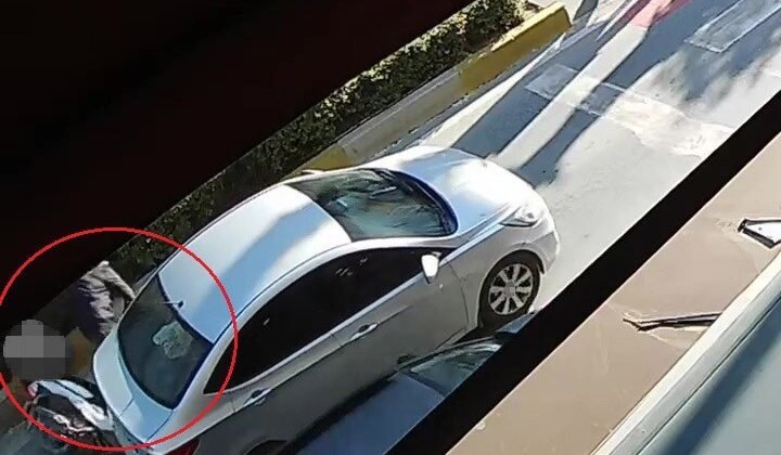Yayaya yol vermek için duran otomobile arkadan çarptı o anlar güvenlik kamerasında