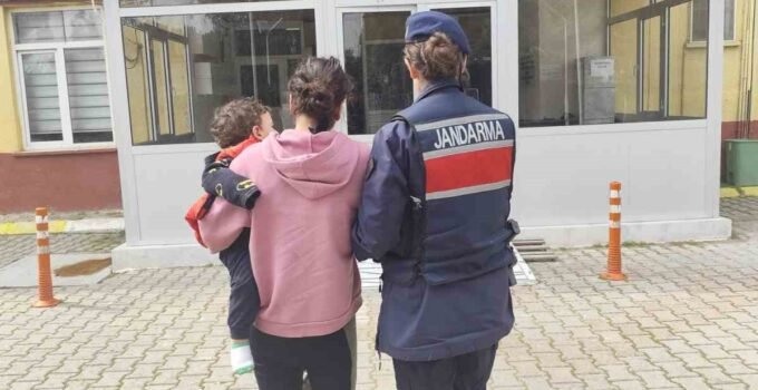 Yedi ayrı suçtan aranıyordu, kucağında bebeğiyle hapse girdi