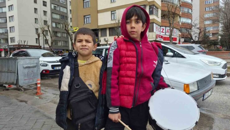 Yeğeniyle birlikte bayram harçlığı toplayan küçük davulcu