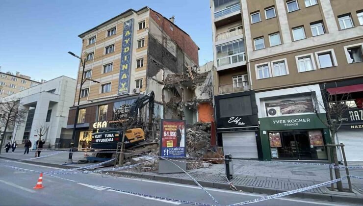 Yıkım sırasında bitişikteki bina hasar gördü, 21 daireli bina tahliye edildi