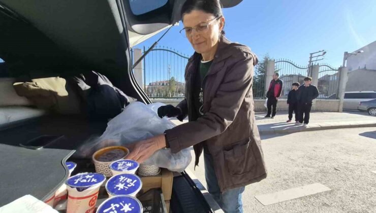 Yıllarca öğrenci yetiştiren öğretmen emekliliğinde de topluma katkı sağlıyor