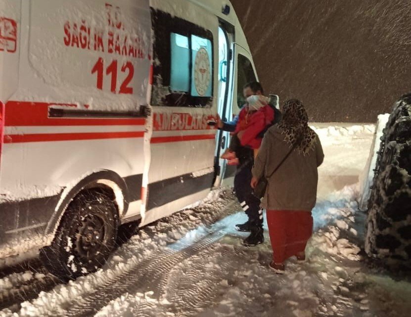 Yoğun kar engel olamadı: Ekipler hastayı 112’ye yetiştirdi