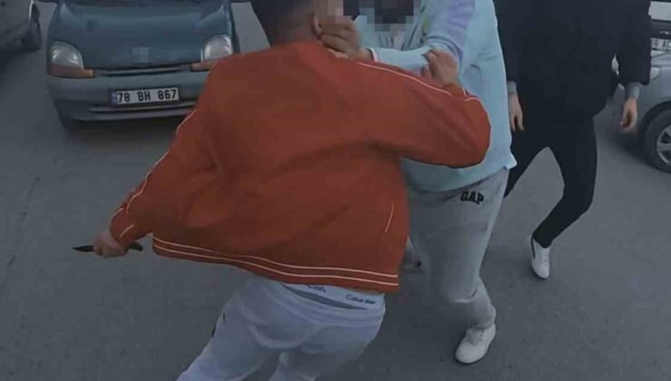Yol verme kavgasında bıçak çeken adamı vatandaşlar engelledi