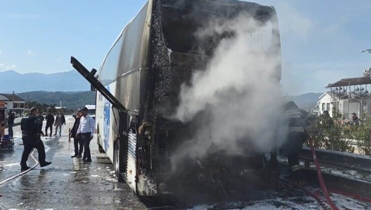 Yolcu otobüsü yandı, bagajdaki 3 tavuk telef oldu