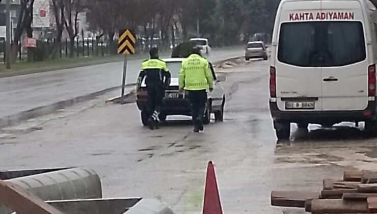 Yolda kalan araç sürücüsüne polislerden yardım