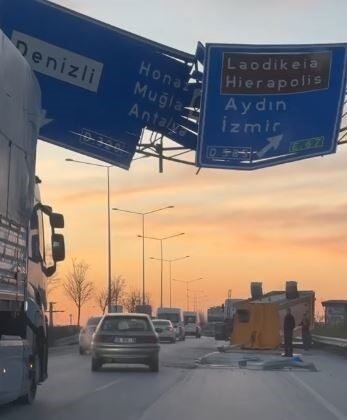 Yönlendirme tabelasına çarpan tırın dorsesi yola savruldu