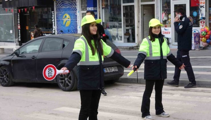 Yozgat’ta öğrenciler trafiğe yön verdi
