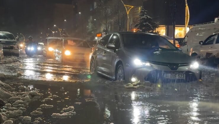 Yüksekova’da caddeler göle döndü, otomobiller adeta suda yüzdü